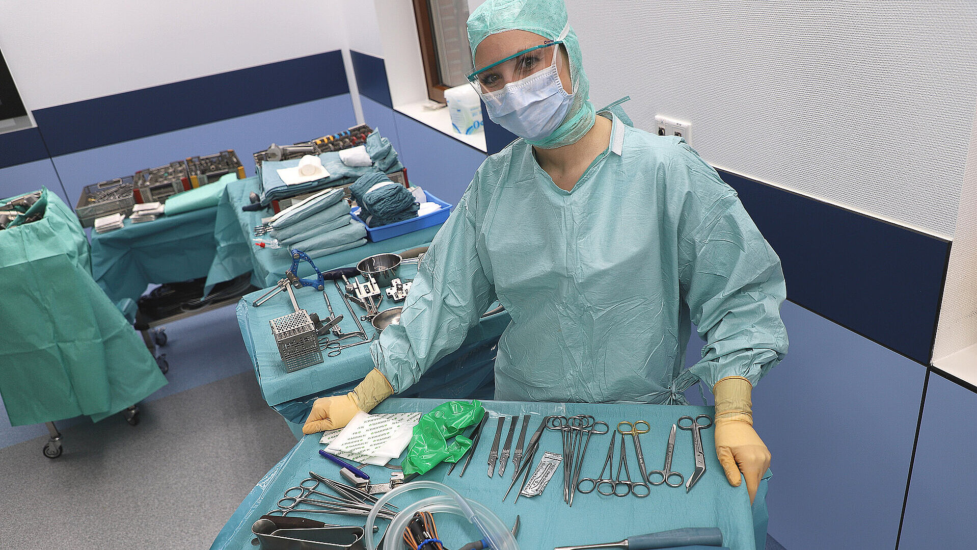 Operationstechnische Assistenz richtet sterile Instrumente im Operationssaal her.