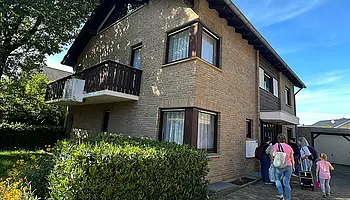 Wohnhaus in der Finkenstraße mit Vorgarten und Eingang für Azubi- und FSJ-Wohnungen.