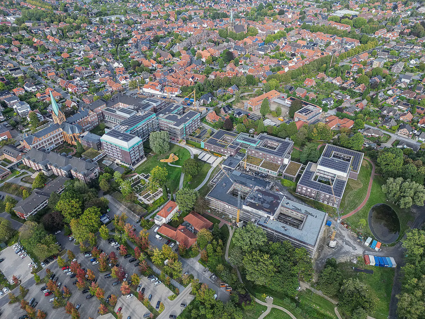 Luftperspektive auf den Campus des St. Josef-Stift Sendenhorst mit dem Reha-Zentrum und dem St. Elisabeth-Stift.