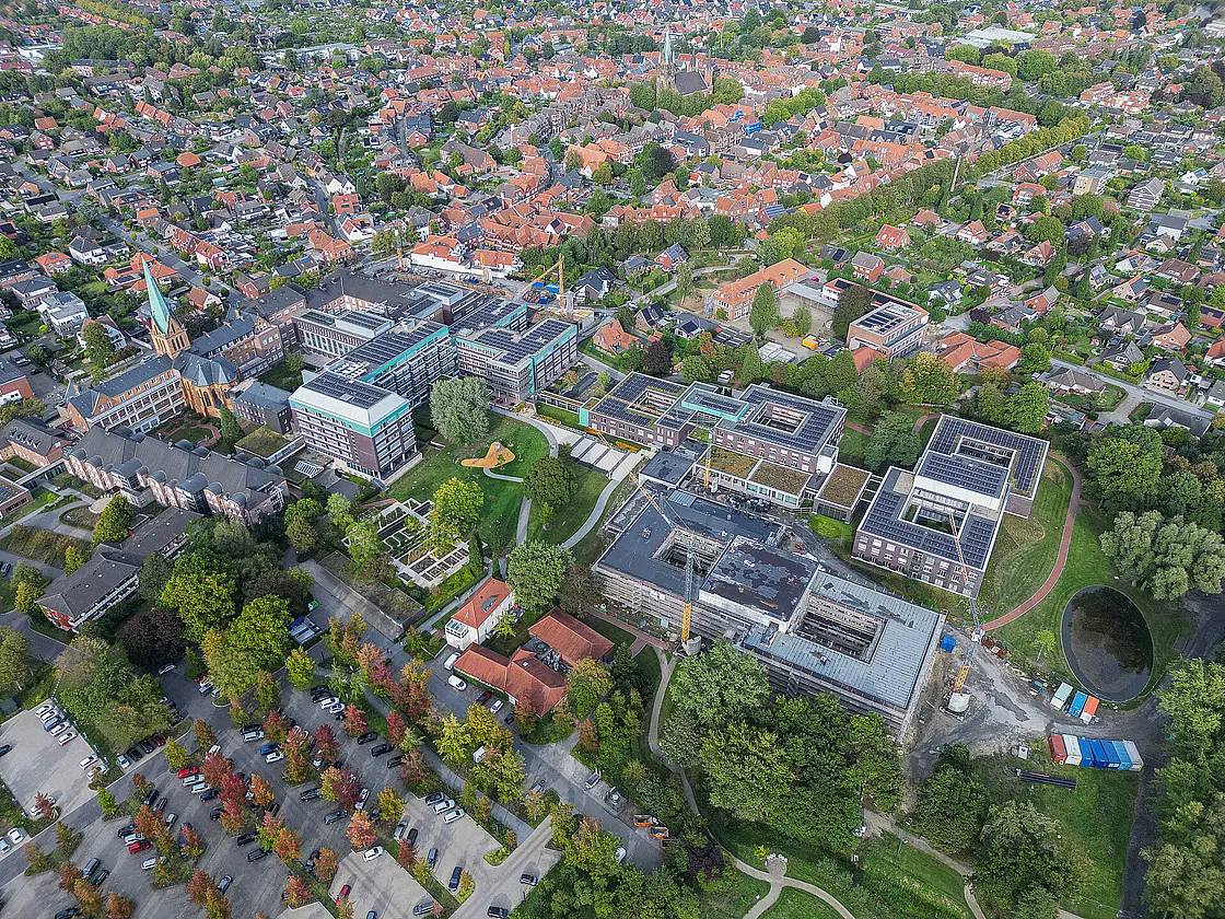 Luftperspektive auf den Campus des St. Josef-Stift Sendenhorst mit dem Reha-Zentrum und dem St. Elisabeth-Stift.
