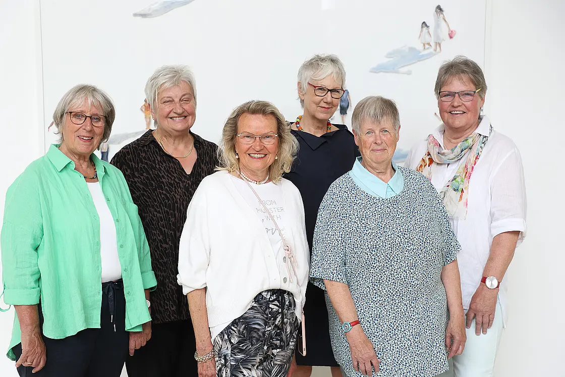 Das Foto zeigt eine Gruppe von sechs älteren Frauen, die ehrenamtlich in der Seelsorge arbeiten.