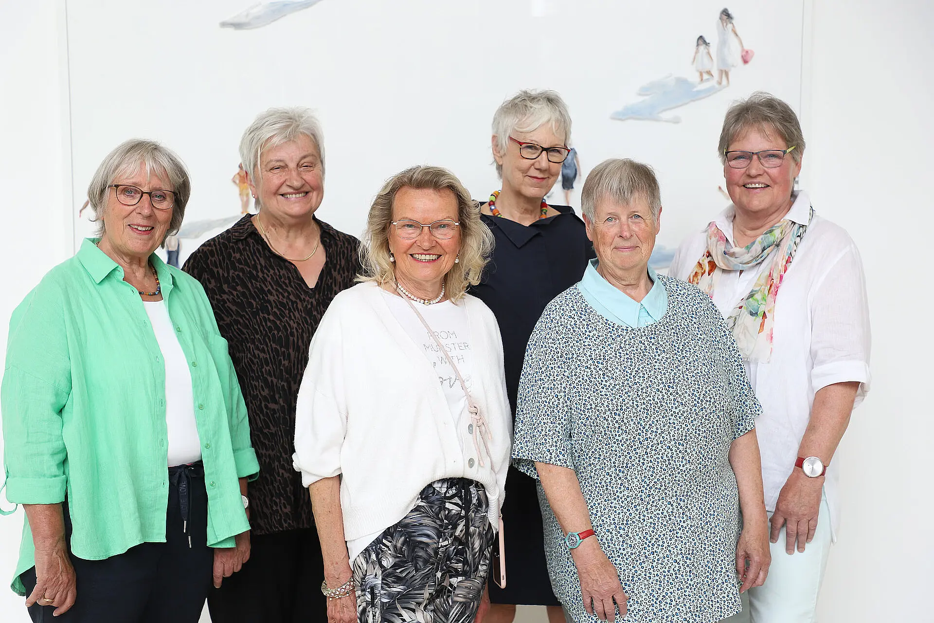 Das Foto zeigt eine Gruppe von sechs älteren Frauen, die ehrenamtlich in der Seelsorge arbeiten.