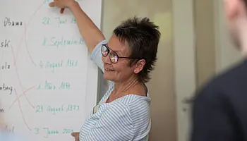 Mitarbeiterin erklärt einer kleinen Gruppe von Jugendlichen Inhalte und Abläufe eines Berufsfeldes.