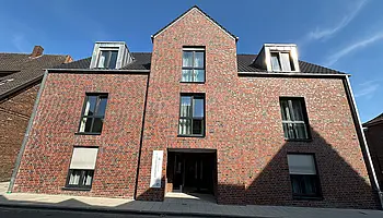 Außenansicht des Apartmenthauses Südstraße mit roter Klinkerfassade und zentralem Eingang in Sendenhorst.