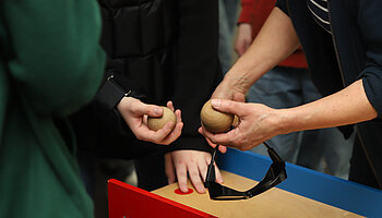 Schülerinnen und Schüler probieren unter Anleitung praktische Aufgaben aus und lernen typische Tätigkeiten aus dem Berufsalltag kennen.