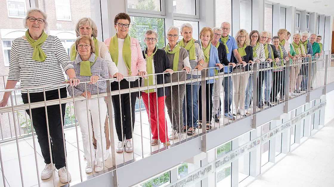 Mehrere Personen stehen als Gruppe auf der Empore in der Magistrale.