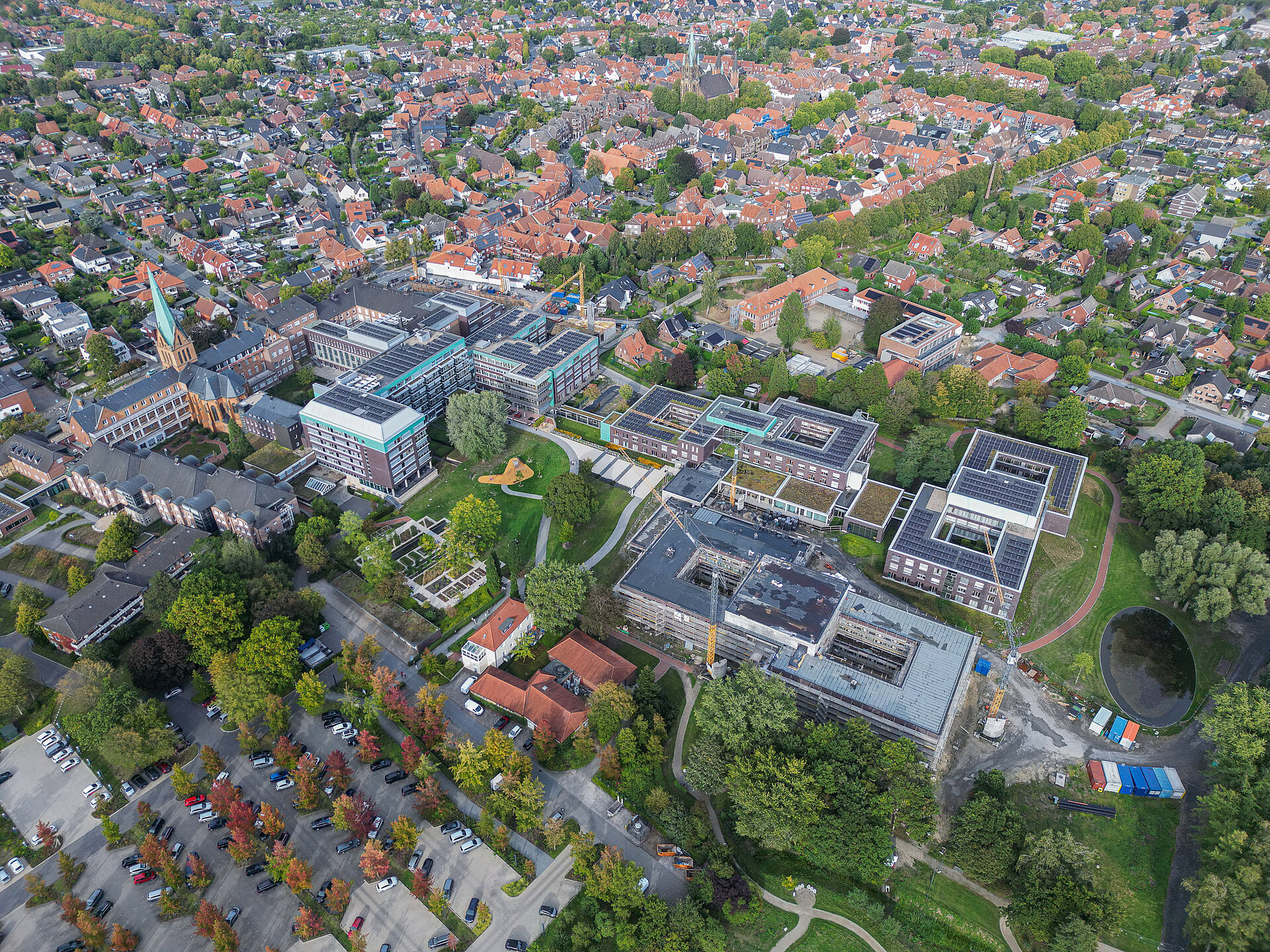 Luftperspektive auf den Campus des St. Josef-Stift Sendenhorst mit dem Reha-Zentrum und dem St. Elisabeth-Stift.