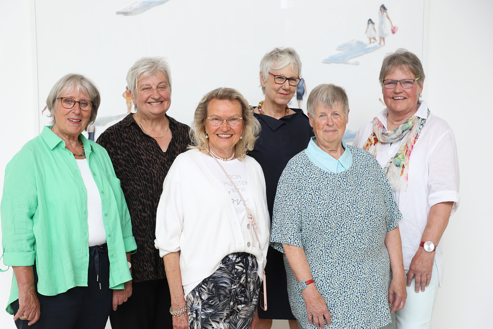 Das Foto zeigt eine Gruppe von sechs älteren Frauen, die ehrenamtlich in der Seelsorge arbeiten.